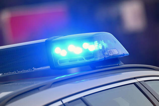 Grenzkontrollen an der oesterreichisch deutschen Grenze ,Grenzuebergang Kiefersfelden Grenzpolizisten kontrollieren Autofahrer bei der Einreise von Tirol Oesterreich nach Bayern Deutschland. Blaulicht blinkt an einem Einsatzfahrzeug.