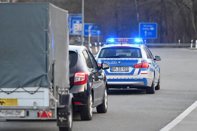 Grenzkontrollen an der oesterreichisch deutschen Grenze ,Grenzuebergang Kiefersfelden Grenzpolizisten kontrollieren Autofahrer bei der Einreise von Tirol Oesterreich nach Bayern Deutschland. Ein Polizeiauto,Streifenwagen leitet abgewiesene Einreisende bis zur naechsten Autobahnausfahrt. Einreise verweigert,abgewiesen,