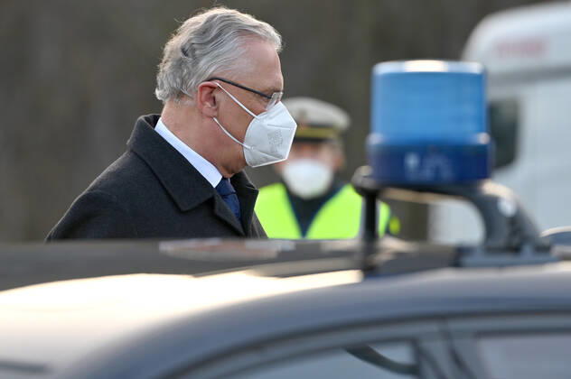 Bayerns Innenminister Joachim Herrmann informiert sich ueber Einreisekontrollen und Corona-Testungen in Kiefersfelden an der Grenze zu Tirol. Grenzkontrollen an der oesterreichisch deutschen Grenze ,Grenzuebergang Kiefersfelden Einreise von Tirol Oesterreich nach Bayern Deutschland.