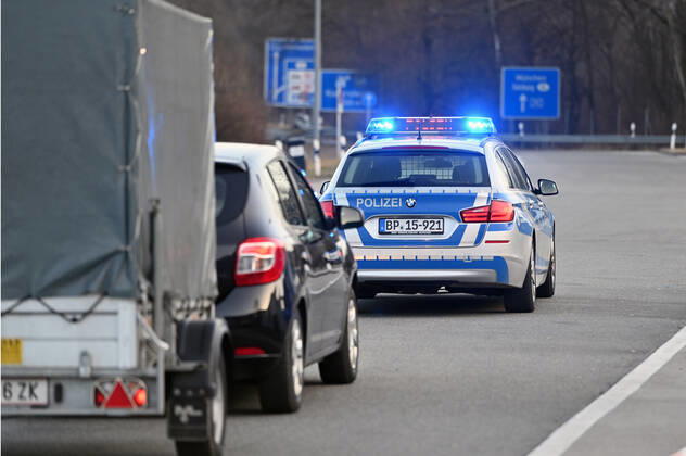 Grenzkontrollen an der oesterreichisch deutschen Grenze ,Grenzuebergang Kiefersfelden Grenzpolizisten kontrollieren Autofahrer bei der Einreise von Tirol Oesterreich nach Bayern Deutschland. Ein Polizeiauto,Streifenwagen leitet abgewiesene Einreisende bis zur naechsten Autobahnausfahrt. Einreise verweigert,abgewiesen,