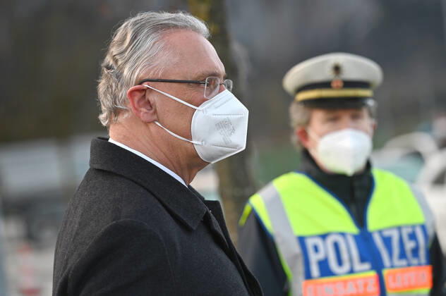 Bayerns Innenminister Joachim Herrmann informiert sich ueber Einreisekontrollen und Corona-Testungen in Kiefersfelden an der Grenze zu Tirol. Grenzkontrollen an der oesterreichisch deutschen Grenze ,Grenzuebergang Kiefersfelden Einreise von Tirol Oesterreich nach Bayern Deutschland.