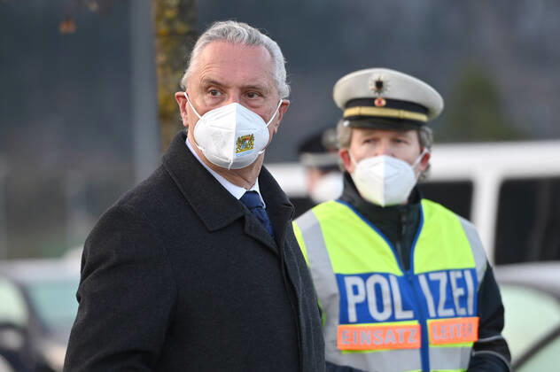 Bayerns Innenminister Joachim Herrmann informiert sich ueber Einreisekontrollen und Corona-Testungen in Kiefersfelden an der Grenze zu Tirol. Grenzkontrollen an der oesterreichisch deutschen Grenze ,Grenzuebergang Kiefersfelden Einreise von Tirol Oesterreich nach Bayern Deutschland.