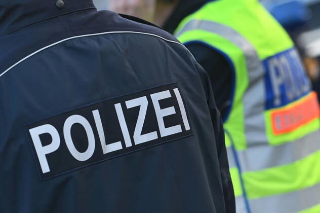 Themenbild Polizei. Abzeichen,Wappen Uniform,Polizeiuniform,Polizeiabzeichen. Grenzkontrollen an der oesterreichisch deutschen Grenze ,Grenzuebergang Kiefersfelden Grenzpolizisten kontrollieren Autofahrer bei der Einreise von Tirol Oesterreich nach Bayern Deutschland.