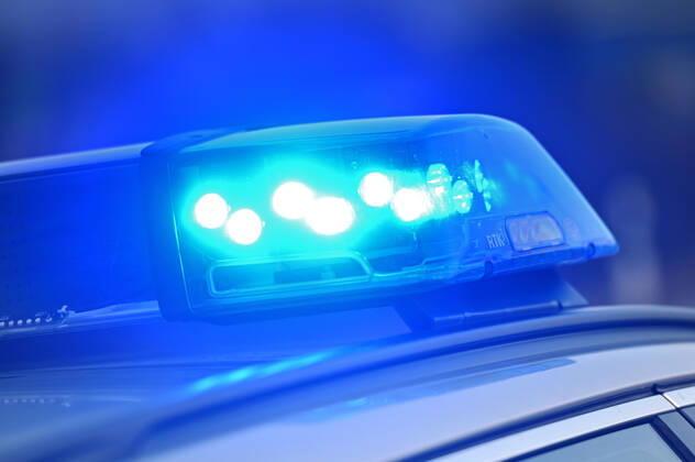 Grenzkontrollen an der oesterreichisch deutschen Grenze ,Grenzuebergang Kiefersfelden Grenzpolizisten kontrollieren Autofahrer bei der Einreise von Tirol Oesterreich nach Bayern Deutschland. Blaulicht blinkt an einem Einsatzfahrzeug.