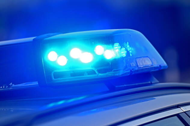 Grenzkontrollen an der oesterreichisch deutschen Grenze ,Grenzuebergang Kiefersfelden Grenzpolizisten kontrollieren Autofahrer bei der Einreise von Tirol Oesterreich nach Bayern Deutschland. Blaulicht blinkt an einem Einsatzfahrzeug.