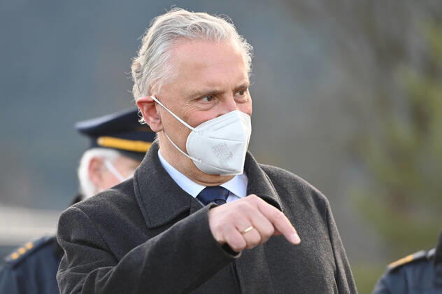 Bayerns Innenminister Joachim Herrmann informiert sich ueber Einreisekontrollen und Corona-Testungen in Kiefersfelden an der Grenze zu Tirol. Grenzkontrollen an der oesterreichisch deutschen Grenze ,Grenzuebergang Kiefersfelden Einreise von Tirol Oesterreich nach Bayern Deutschland.