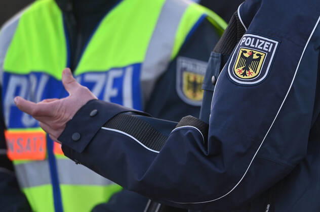 Themenbild Polizei. Abzeichen,Wappen am Oberarm,Polizeiabzeichen. Grenzkontrollen an der oesterreichisch deutschen Grenze ,Grenzuebergang Kiefersfelden Grenzpolizisten kontrollieren Autofahrer bei der Einreise von Tirol Oesterreich nach Bayern Deutschland.