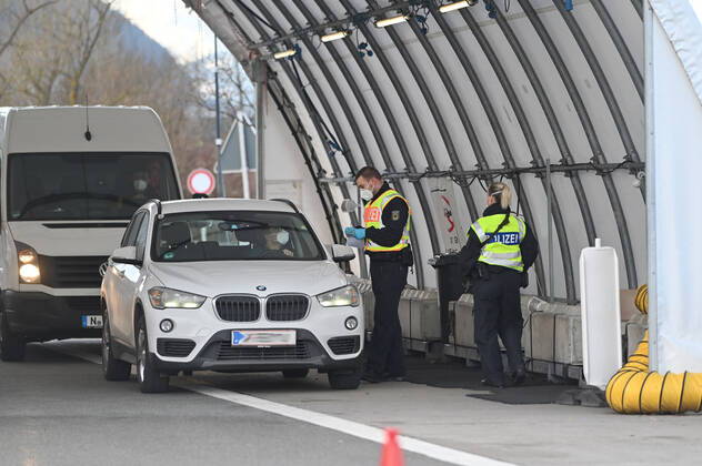 Grenzkontrollen an der oesterreichisch deutschen Grenze ,Grenzuebergang Kiefersfelden Grenzpolizisten kontrollieren Autofahrer bei der Einreise von Tirol Oesterreich nach Bayern Deutschland.