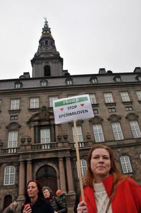 Copenhagen, Denmark. 23 February 2021, Danes proetesting againest coronavirus pandemic new debate in danish parliamenet about quick corona virus pandemic law in danish parliament with all political parties and stage anti pandemic law debates in front of danish parliament and danish police stand peaceful proteact danish parliament in front christiansborg danish parliament in Copenhagen. (Photo..Francis Dean Deanpictures)