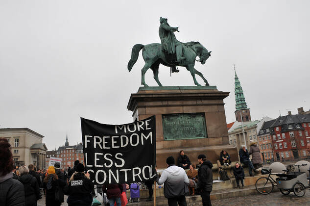 Copenhagen, Denmark. 23 February 2021, Danes proetesting againest coronavirus pandemic new debate in danish parliamenet about quick corona virus pandemic law in danish parliament with all political parties and stage anti pandemic law debates in front of danish parliament and danish police stand peaceful proteact danish parliament in front christiansborg danish parliament in Copenhagen. (Photo..Francis Dean Deanpictures)