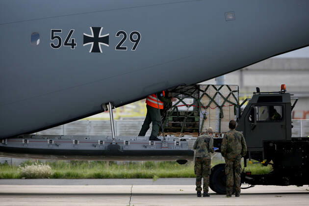 February 23, 2021, Lisbon, Portugal: Medical equipment is unloaded from a German Air Force Airbus A400M-180 upon its arrival at Figo Maduro military airbase in Lisbon, Portugal on February 23, 2021. Based on a bilateral agreement, a second team of German army medical experts arrived in Portugal on Tuesday to replace the team that has been in Portugal since February 3 to assist the country in its fight against the COVID-19 pandemic. Lisbon Portugal - ZUMAf123 20210223_zap_f123_019 Copyright: xPedroxFiuzax
