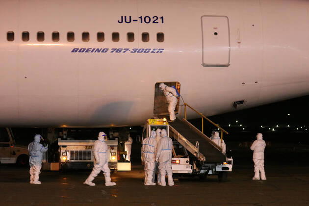 News Bilder des Tages (210223) -- ULAN BATOR, Feb. 23, 2021 -- Staff members prepare to unload COVID-19 vaccines donated by China at the Chinggis Khaan International Airport in Ulan Bator, Mongolia, Feb. 23, 2021. Mongolia on Monday night received 300,000 doses of Sinopharm COVID-19 vaccine donated by China. ) MONGOLIA-ULAN BATOR-CHINA DONATED-COVID-19 VACCINES Asigang 