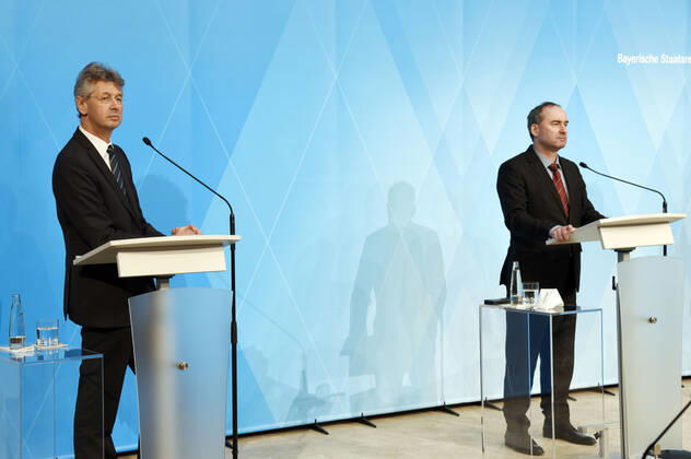 Michael Piazolo und Hubert Aiwanger bei der Pressekonferenz zu den aktuellen Beratungen zur Corona-Pandemie im Prinz-Carl-Palais. München, 23.02.2021