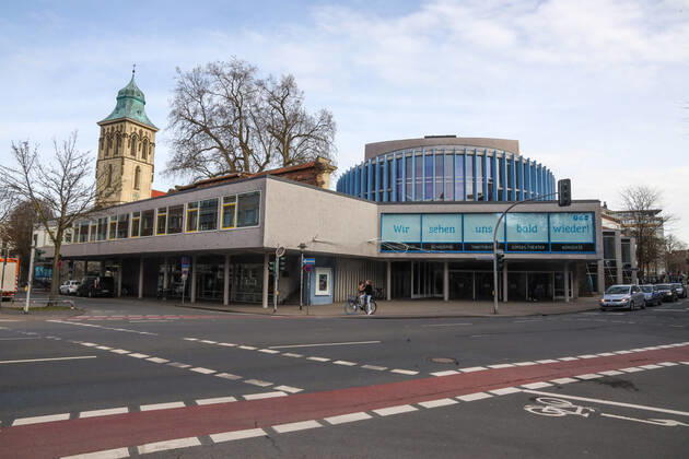 DEU, Deutschland, Nordrhein-Westfalen, Münster, 23.02.2021: Theater Münster, Außenansicht. Wegen der Corona Pandemie findet derzeit kein Spielbetrieb statt. Plakate Wir sehen uns bald wieder