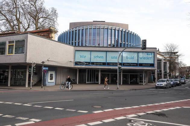 DEU, Deutschland, Nordrhein-Westfalen, Münster, 23.02.2021: Theater Münster, Außenansicht. Wegen der Corona Pandemie findet derzeit kein Spielbetrieb statt. Plakate Wir sehen uns bald wieder