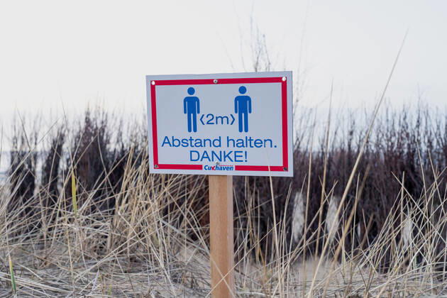 Schild Abstand halten an der Strandpromenade in Cuxhaven in Niedersachsen;Schild Abstand halten an der Strandpromenade in Cuxhaven in Niedersachsen, Hamburg Hamburg Deutschland Cinemaxx Dammtor