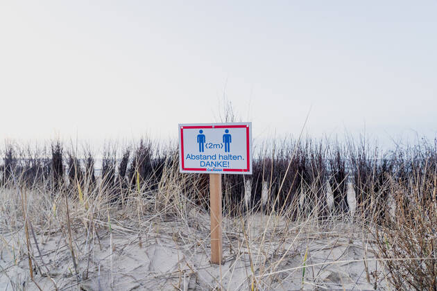 Schild Abstand halten an der Strandpromenade in Cuxhaven in Niedersachsen;Schild Abstand halten an der Strandpromenade in Cuxhaven in Niedersachsen, Hamburg Hamburg Deutschland Cinemaxx Dammtor