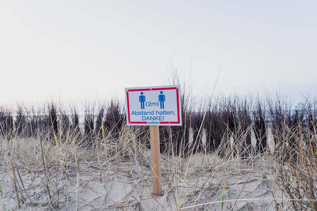 Schild Abstand halten an der Strandpromenade in Cuxhaven in Niedersachsen;Schild Abstand halten an der Strandpromenade in Cuxhaven in Niedersachsen, Hamburg Hamburg Deutschland Cinemaxx Dammtor