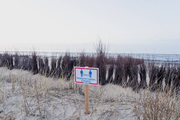Schild Abstand halten an der Strandpromenade in Cuxhaven in Niedersachsen;Schild Abstand halten an der Strandpromenade in Cuxhaven in Niedersachsen, Hamburg Hamburg Deutschland Cinemaxx Dammtor