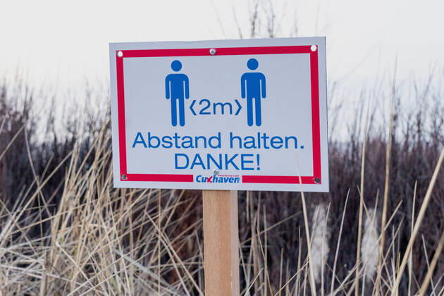 Schild Abstand halten an der Strandpromenade in Cuxhaven in Niedersachsen;Schild Abstand halten an der Strandpromenade in Cuxhaven in Niedersachsen, Hamburg Hamburg Deutschland Cinemaxx Dammtor