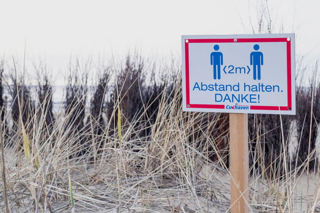 Schild Abstand halten an der Strandpromenade in Cuxhaven in Niedersachsen;Schild Abstand halten an der Strandpromenade in Cuxhaven in Niedersachsen, Hamburg Hamburg Deutschland Cinemaxx Dammtor