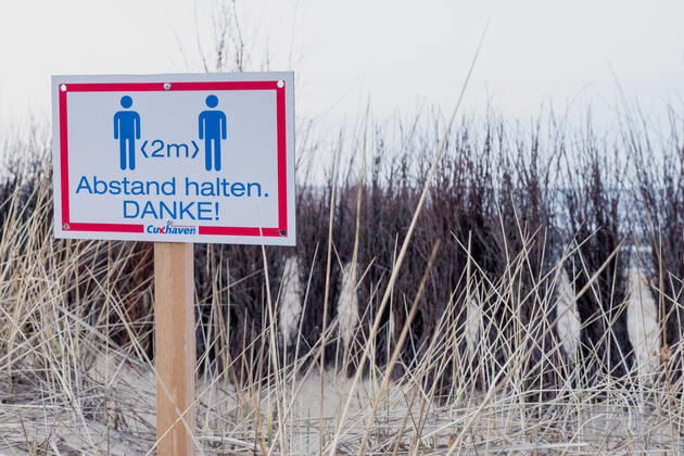 Schild Abstand halten an der Strandpromenade in Cuxhaven in Niedersachsen;Schild Abstand halten an der Strandpromenade in Cuxhaven in Niedersachsen, Hamburg Hamburg Deutschland Cinemaxx Dammtor