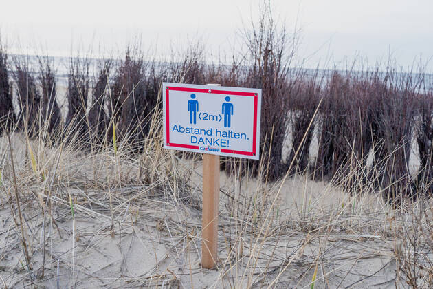 Schild Abstand halten an der Strandpromenade in Cuxhaven in Niedersachsen;Schild Abstand halten an der Strandpromenade in Cuxhaven in Niedersachsen, Hamburg Hamburg Deutschland Cinemaxx Dammtor