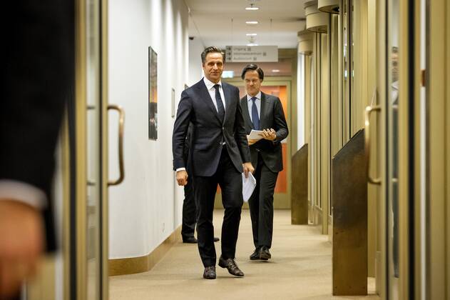 DEN HAAG - Minister-president Mark Rutte en minister Hugo de Jonge (Volksgezondheid, Welzijn en Sport) voorafgaand aan een persconferentie over de coronamaatregelen. De avondklok wordt verlengd omdat het kabinet de maatregel nodig denkt te hebben om ruimte te cre˜ren voor andere versoepelingen. ANP SEM VAN DER WAL Copyright: xHollandsexHoogtex xxANPx x428567001x