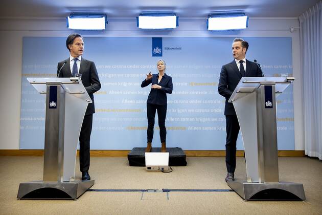DEN HAAG - Minister-president Mark Rutte en minister Hugo de Jonge (Volksgezondheid, Welzijn en Sport) tijdens een persconferentie over de coronamaatregelen. De avondklok wordt verlengd omdat het kabinet de maatregel nodig denkt te hebben om ruimte te cre˜ren voor andere versoepelingen. ANP SEM VAN DER WAL Copyright: xHollandsexHoogtex xxANPx x428567334x