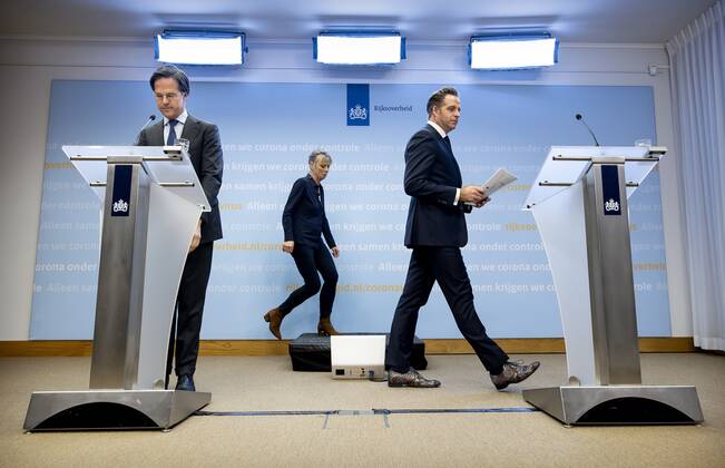 DEN HAAG - Minister-president Mark Rutte en minister Hugo de Jonge (Volksgezondheid, Welzijn en Sport) tijdens een persconferentie over de coronamaatregelen. De avondklok wordt verlengd omdat het kabinet de maatregel nodig denkt te hebben om ruimte te cre˜ren voor andere versoepelingen. ANP SEM VAN DER WAL Copyright: xHollandsexHoogtex xxANPx x428567336x