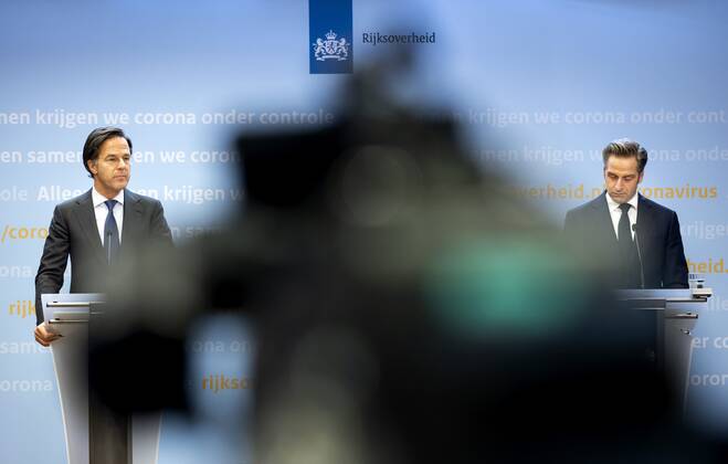DEN HAAG - Minister-president Mark Rutte en minister Hugo de Jonge (Volksgezondheid, Welzijn en Sport) tijdens een persconferentie over de coronamaatregelen. De avondklok wordt verlengd omdat het kabinet de maatregel nodig denkt te hebben om ruimte te cre˜ren voor andere versoepelingen. ANP SEM VAN DER WAL Copyright: xHollandsexHoogtex xxANPx x428567467x