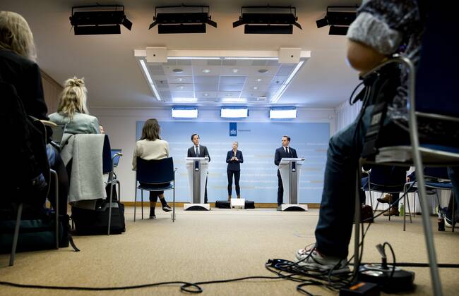 DEN HAAG - Minister-president Mark Rutte en minister Hugo de Jonge (Volksgezondheid, Welzijn en Sport) tijdens een persconferentie over de coronamaatregelen. De avondklok wordt verlengd omdat het kabinet de maatregel nodig denkt te hebben om ruimte te cre˜ren voor andere versoepelingen. ANP SEM VAN DER WAL Copyright: xHollandsexHoogtex xxANPx x428567851x