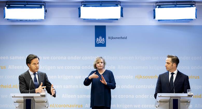DEN HAAG - Minister-president Mark Rutte en minister Hugo de Jonge (Volksgezondheid, Welzijn en Sport) tijdens een persconferentie over de coronamaatregelen. De avondklok wordt verlengd omdat het kabinet de maatregel nodig denkt te hebben om ruimte te cre˜ren voor andere versoepelingen. ANP SEM VAN DER WAL Copyright: xHollandsexHoogtex xxANPx x428568110x