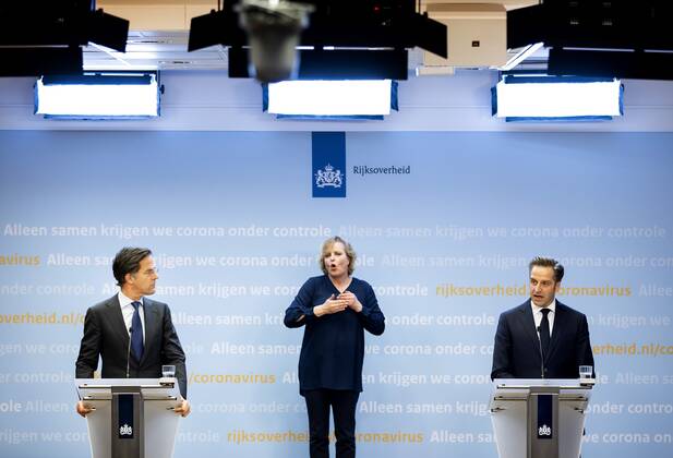 DEN HAAG - Minister-president Mark Rutte en minister Hugo de Jonge (Volksgezondheid, Welzijn en Sport) tijdens een persconferentie over de coronamaatregelen. De avondklok wordt verlengd omdat het kabinet de maatregel nodig denkt te hebben om ruimte te cre˜ren voor andere versoepelingen. ANP SEM VAN DER WAL Copyright: xHollandsexHoogtex xxANPx x428568116x