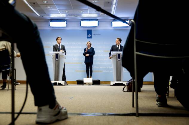 DEN HAAG - Minister-president Mark Rutte en minister Hugo de Jonge (Volksgezondheid, Welzijn en Sport) tijdens een persconferentie over de coronamaatregelen. De avondklok wordt verlengd omdat het kabinet de maatregel nodig denkt te hebben om ruimte te cre˜ren voor andere versoepelingen. ANP SEM VAN DER WAL Copyright: xHollandsexHoogtex xxANPx x428568124x