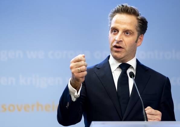 DEN HAAG - Minister Hugo de Jonge (Volksgezondheid, Welzijn en Sport) tijdens een persconferentie over de coronamaatregelen. De avondklok wordt verlengd omdat het kabinet de maatregel nodig denkt te hebben om ruimte te cre˜ren voor andere versoepelingen. ANP SEM VAN DER WAL Copyright: xHollandsexHoogtex xxANPx x428568536x