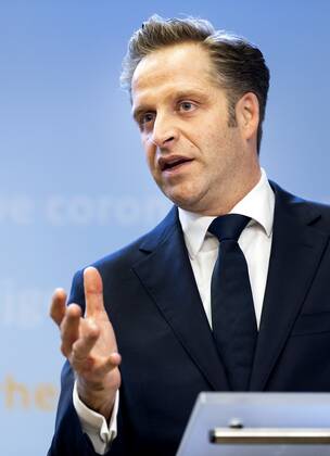 DEN HAAG - Minister Hugo de Jonge (Volksgezondheid, Welzijn en Sport) tijdens een persconferentie over de coronamaatregelen. De avondklok wordt verlengd omdat het kabinet de maatregel nodig denkt te hebben om ruimte te cre˜ren voor andere versoepelingen. ANP SEM VAN DER WAL Copyright: xHollandsexHoogtex xxANPx x428568538x