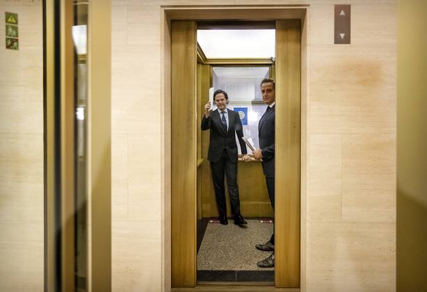 DEN HAAG - Minister-president Mark Rutte en minister Hugo de Jonge (Volksgezondheid, Welzijn en Sport) na afloop van een persconferentie over de coronamaatregelen. De avondklok wordt verlengd omdat het kabinet de maatregel nodig denkt te hebben om ruimte te cre˜ren voor andere versoepelingen. ANP SEM VAN DER WAL Copyright: xHollandsexHoogtex xxANPx x428569844x