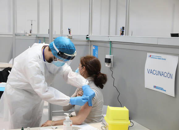 A woman receives the AstraZeneca vaccine against COVID-19, in Pavilion 3 of the Public Hospital Enfermera Isabel Zendal, in Madrid, (Spain), 23 February 2021. This Tuesday begins the vaccination in the pavilion 3 of the hospital with the vaccine of AstraZeneca to 400 people of External Health, AENA, inspectors of Public Health, of Institute of Social Security, professionals of reformatories, Forensic Doctors, Students of CC Health and veterinarians. These new groups to be vaccinated will be joined by those over 80 years of age on Thursday 25 February in the Primary Care centres of each of the health areas of the community with 50,000 doses. 23 FEBRUARY 2021;ISABEL DÃAZ AYUSO;AYUSO;MADRID;COMMUNITY OF MADRID;ZENDAL LagenciaEP PRESS M.FERNÃ Copyright: xLagenciaEPxPRESS M.FERNÃNDEZ.xPOOLx 3576569
