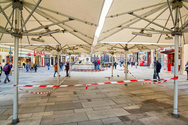 - Wien 23.02.2021 - Coronavirus Krise - Am 15. März könnten laut heutigen Meldungen auch Gastronomie und Kulturstätten wieder aufsperren. Teil des Konzepts könnte das Freitesten sein bei dem ein Corona-Schnelltest nicht älter als 48 Stunden den Eintritt in Restaurants, Gaststätten, Hotels, Lokale und alle Kulturbetriebe wie Theater, Kinos, Opern- und Konzerthäuser etc ermöglichen soll. PHOTO: Noch sind alle Lokale und Terrassen für Kunden geschlossen. Mit einem negativen Corona Antigentest könnte ein Besuch wieder möglich werden. Vienna, Austria - Coronavirus Crisis - According to today s reports, restaurants and cultural sites could open again on March 15. Part of the concept could be the so called freest of all, in which a corona 
