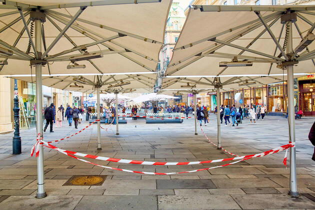 - Wien 23.02.2021 - Coronavirus Krise - Am 15. März könnten laut heutigen Meldungen auch Gastronomie und Kulturstätten wieder aufsperren. Teil des Konzepts könnte das Freitesten sein bei dem ein Corona-Schnelltest nicht älter als 48 Stunden den Eintritt in Restaurants, Gaststätten, Hotels, Lokale und alle Kulturbetriebe wie Theater, Kinos, Opern- und Konzerthäuser etc ermöglichen soll. PHOTO: Noch sind alle Lokale und Terrassen für Kunden geschlossen. Mit einem negativen Corona Antigentest könnte ein Besuch wieder möglich werden. Vienna, Austria - Coronavirus Crisis - According to today s reports, restaurants and cultural sites could open again on March 15. Part of the concept could be the so called freest of all, in which a corona