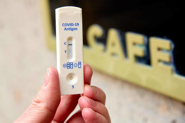 - Wien 23.02.2021 - Coronavirus Krise - Am 15. März könnten laut heutigen Meldungen auch Gastronomie und Kulturstätten wieder aufsperren. Teil des Konzepts könnte das Freitesten sein bei dem ein Corona-Schnelltest nicht älter als 48 Stunden den Eintritt in Restaurants, Gaststätten, Hotels, Lokale und alle Kulturbetriebe wie Theater, Kinos, Opern- und Konzerthäuser etc ermöglichen soll. PHOTO: Noch sind alle Lokale und Terrassen für Kunden geschlossen. Mit einem negativen Corona Antigentest könnte ein Besuch wieder möglich werden. Vienna, Austria - Coronavirus Crisis - According to today s reports, restaurants and cultural sites could open again on March 15. Part of the concept could be the so called freest of all, in which a corona