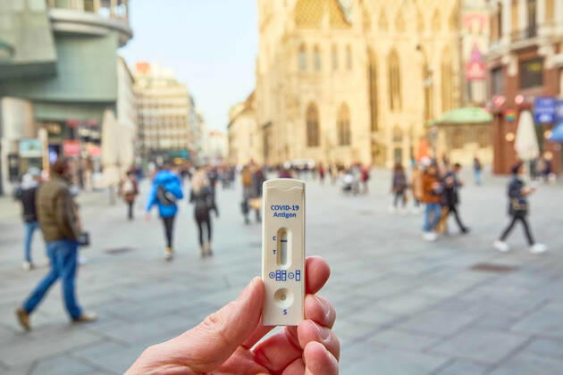 - Wien 23.02.2021 - Coronavirus Krise - Am 15. März könnten laut heutigen Meldungen auch Gastronomie und Kulturstätten wieder aufsperren. Teil des Konzepts könnte das Freitesten sein bei dem ein Corona-Schnelltest nicht älter als 48 Stunden den Eintritt in Restaurants, Gaststätten, Hotels, Lokale und alle Kulturbetriebe wie Theater, Kinos, Opern- und Konzerthäuser etc ermöglichen soll. PHOTO: Noch sind alle Lokale und Terrassen für Kunden geschlossen. Mit einem negativen Corona Antigentest könnte ein Besuch wieder möglich werden. Vienna, Austria - Coronavirus Crisis - According to today s reports, restaurants and cultural sites could open again on March 15. Part of the concept could be the so called freest of all, in which a corona