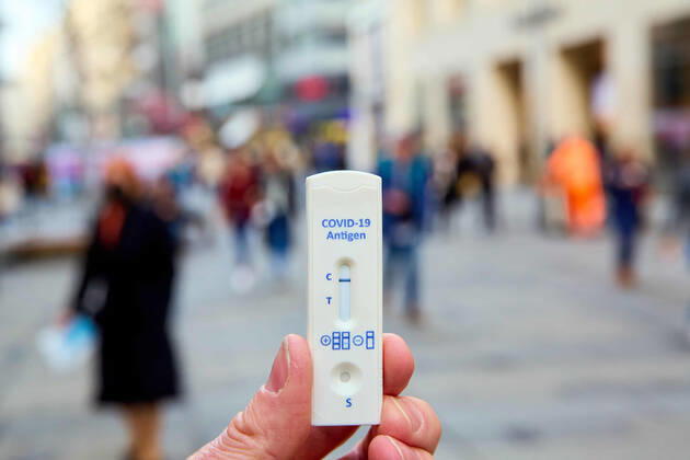 - Wien 23.02.2021 - Coronavirus Krise - Am 15. März könnten laut heutigen Meldungen auch Gastronomie und Kulturstätten wieder aufsperren. Teil des Konzepts könnte das Freitesten sein bei dem ein Corona-Schnelltest nicht älter als 48 Stunden den Eintritt in Restaurants, Gaststätten, Hotels, Lokale und alle Kulturbetriebe wie Theater, Kinos, Opern- und Konzerthäuser etc ermöglichen soll. PHOTO: Noch sind alle Lokale und Terrassen für Kunden geschlossen. Mit einem negativen Corona Antigentest könnte ein Besuch wieder möglich werden. Vienna, Austria - Coronavirus Crisis - According to today s reports, restaurants and cultural sites could open again on March 15. Part of the concept could be the so called freest of all, in which a corona