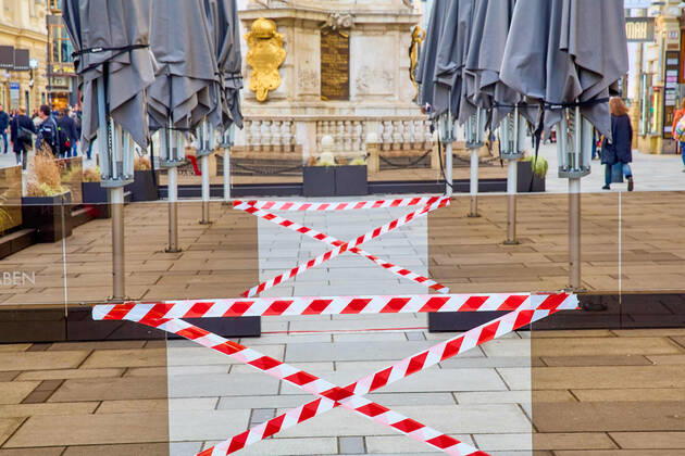 - Wien 23.02.2021 - Coronavirus Krise - Am 15. März könnten laut heutigen Meldungen auch Gastronomie und Kulturstätten wieder aufsperren. Teil des Konzepts könnte das Freitesten sein bei dem ein Corona-Schnelltest nicht älter als 48 Stunden den Eintritt in Restaurants, Gaststätten, Hotels, Lokale und alle Kulturbetriebe wie Theater, Kinos, Opern- und Konzerthäuser etc ermöglichen soll. PHOTO: Noch sind alle Lokale und Terrassen für Kunden geschlossen. Mit einem negativen Corona Antigentest könnte ein Besuch wieder möglich werden. Vienna, Austria - Coronavirus Crisis - According to today s reports, restaurants and cultural sites could open again on March 15. Part of the concept could be the so called freest of all, in which a corona