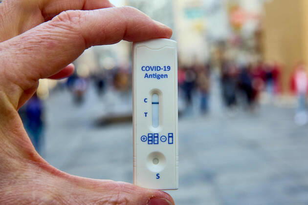 - Wien 23.02.2021 - Coronavirus Krise - Am 15. März könnten laut heutigen Meldungen auch Gastronomie und Kulturstätten wieder aufsperren. Teil des Konzepts könnte das Freitesten sein bei dem ein Corona-Schnelltest nicht älter als 48 Stunden den Eintritt in Restaurants, Gaststätten, Hotels, Lokale und alle Kulturbetriebe wie Theater, Kinos, Opern- und Konzerthäuser etc ermöglichen soll. PHOTO: Noch sind alle Lokale und Terrassen für Kunden geschlossen. Mit einem negativen Corona Antigentest könnte ein Besuch wieder möglich werden. Vienna, Austria - Coronavirus Crisis - According to today s reports, restaurants and cultural sites could open again on March 15. Part of the concept could be the so called freest of all, in which a corona