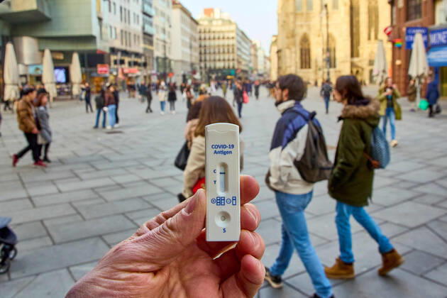 - Wien 23.02.2021 - Coronavirus Krise - Am 15. März könnten laut heutigen Meldungen auch Gastronomie und Kulturstätten wieder aufsperren. Teil des Konzepts könnte das Freitesten sein bei dem ein Corona-Schnelltest nicht älter als 48 Stunden den Eintritt in Restaurants, Gaststätten, Hotels, Lokale und alle Kulturbetriebe wie Theater, Kinos, Opern- und Konzerthäuser etc ermöglichen soll. PHOTO: Noch sind alle Lokale und Terrassen für Kunden geschlossen. Mit einem negativen Corona Antigentest könnte ein Besuch wieder möglich werden. Vienna, Austria - Coronavirus Crisis - According to today s reports, restaurants and cultural sites could open again on March 15. Part of the concept could be the so called freest of all, in which a corona