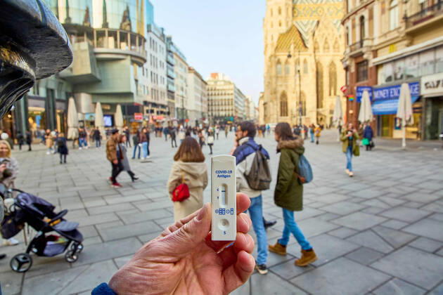 - Wien 23.02.2021 - Coronavirus Krise - Am 15. März könnten laut heutigen Meldungen auch Gastronomie und Kulturstätten wieder aufsperren. Teil des Konzepts könnte das Freitesten sein bei dem ein Corona-Schnelltest nicht älter als 48 Stunden den Eintritt in Restaurants, Gaststätten, Hotels, Lokale und alle Kulturbetriebe wie Theater, Kinos, Opern- und Konzerthäuser etc ermöglichen soll. PHOTO: Noch sind alle Lokale und Terrassen für Kunden geschlossen. Mit einem negativen Corona Antigentest könnte ein Besuch wieder möglich werden. Vienna, Austria - Coronavirus Crisis - According to today s reports, restaurants and cultural sites could open again on March 15. Part of the concept could be the so called freest of all, in which a corona