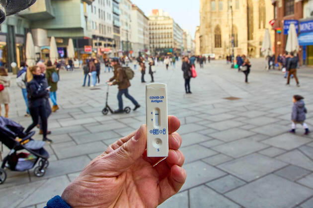 - Wien 23.02.2021 - Coronavirus Krise - Am 15. März könnten laut heutigen Meldungen auch Gastronomie und Kulturstätten wieder aufsperren. Teil des Konzepts könnte das Freitesten sein bei dem ein Corona-Schnelltest nicht älter als 48 Stunden den Eintritt in Restaurants, Gaststätten, Hotels, Lokale und alle Kulturbetriebe wie Theater, Kinos, Opern- und Konzerthäuser etc ermöglichen soll. PHOTO: Noch sind alle Lokale und Terrassen für Kunden geschlossen. Mit einem negativen Corona Antigentest könnte ein Besuch wieder möglich werden. Vienna, Austria - Coronavirus Crisis - According to today s reports, restaurants and cultural sites could open again on March 15. Part of the concept could be the so called freest of all, in which a corona