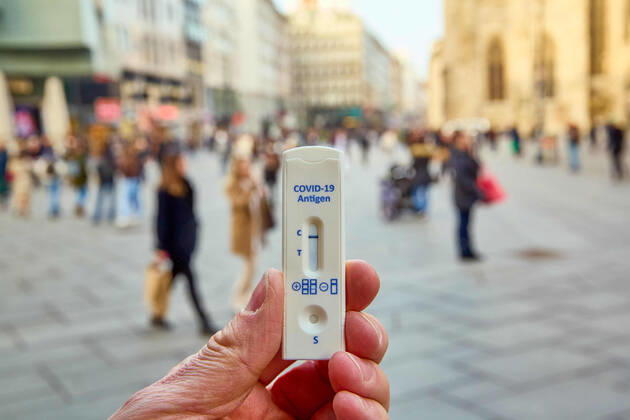 - Wien 23.02.2021 - Coronavirus Krise - Am 15. März könnten laut heutigen Meldungen auch Gastronomie und Kulturstätten wieder aufsperren. Teil des Konzepts könnte das Freitesten sein bei dem ein Corona-Schnelltest nicht älter als 48 Stunden den Eintritt in Restaurants, Gaststätten, Hotels, Lokale und alle Kulturbetriebe wie Theater, Kinos, Opern- und Konzerthäuser etc ermöglichen soll. PHOTO: Noch sind alle Lokale und Terrassen für Kunden geschlossen. Mit einem negativen Corona Antigentest könnte ein Besuch wieder möglich werden. Vienna, Austria - Coronavirus Crisis - According to today s reports, restaurants and cultural sites could open again on March 15. Part of the concept could be the so called freest of all, in which a corona